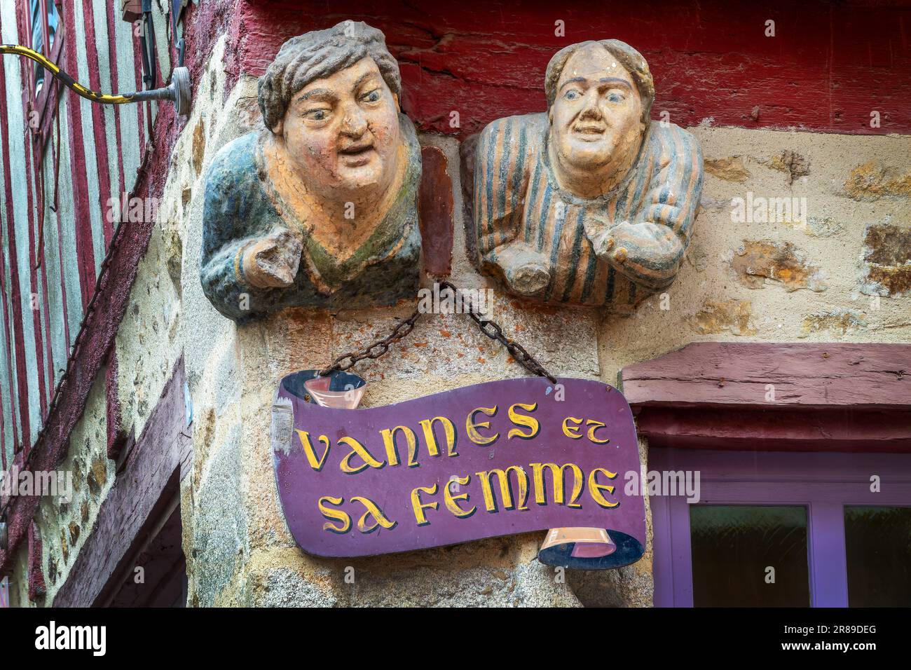 Vannes et sa femme (c'est-à-dire vannes et sa femme), deux vieilles sculptures d'un homme et d'une femme dans la vieille ville de vannes à Morbihan, Bretagne, France Banque D'Images