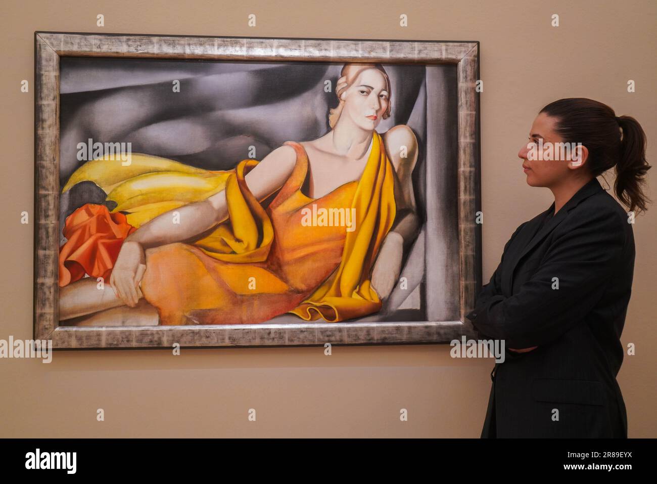 Londres, Royaume-Uni. 20 juin 2023 Tamara de Lempicka 'Femme à la robe jaune', estimation: GBP 2 500 000 - 3 500 000. Aperçu de Sotheby sur les ventes estivales d'art moderne et contemporain La vente a lieu à Sotheby's New Bond Street le 27 juin.Credit: amer ghazzal/Alamy Live News Banque D'Images