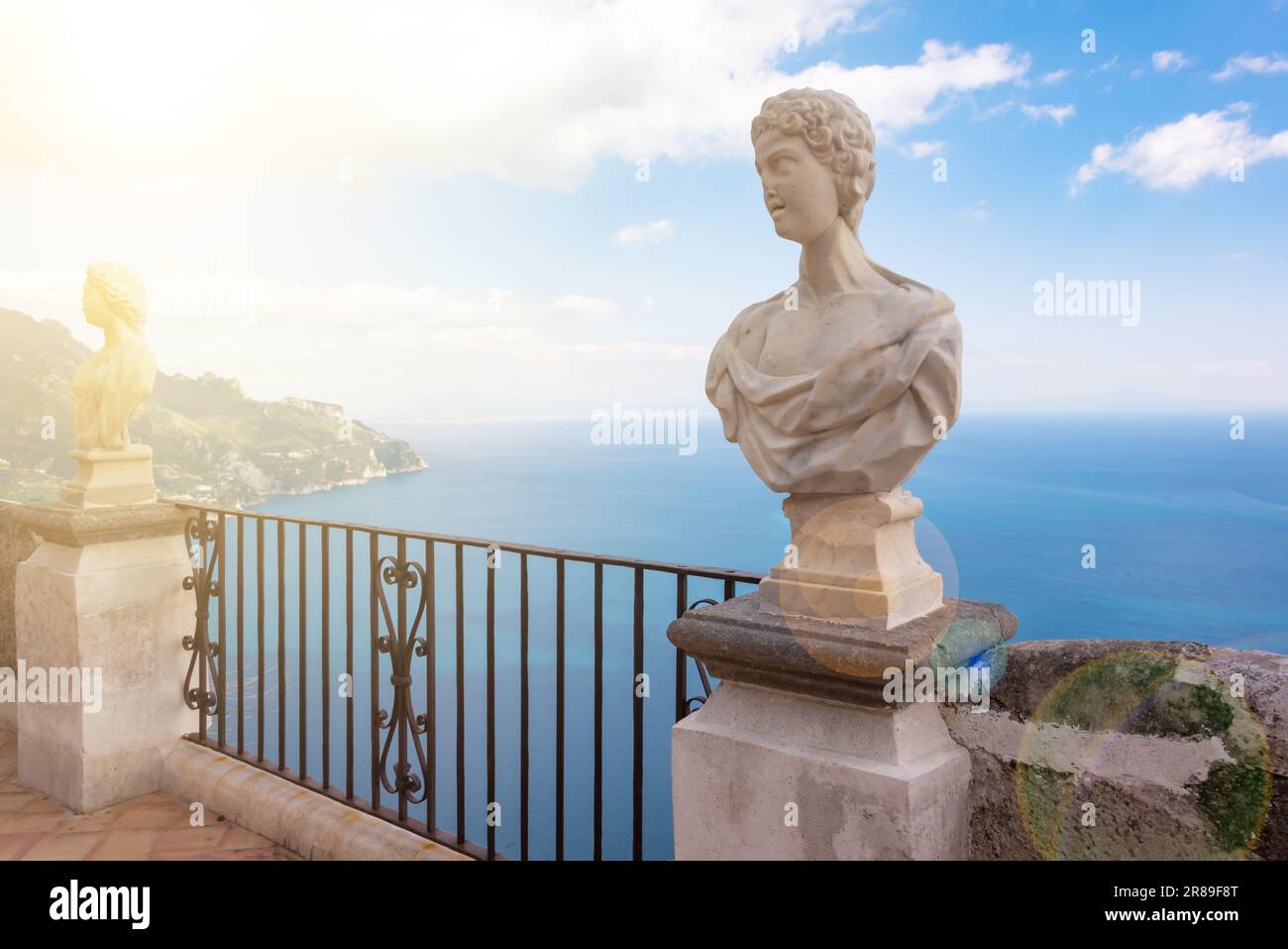 Terrasse de la villa Cimbrone avec statues en marbre sur la mer et vue sur la côte amalfitaine Banque D'Images