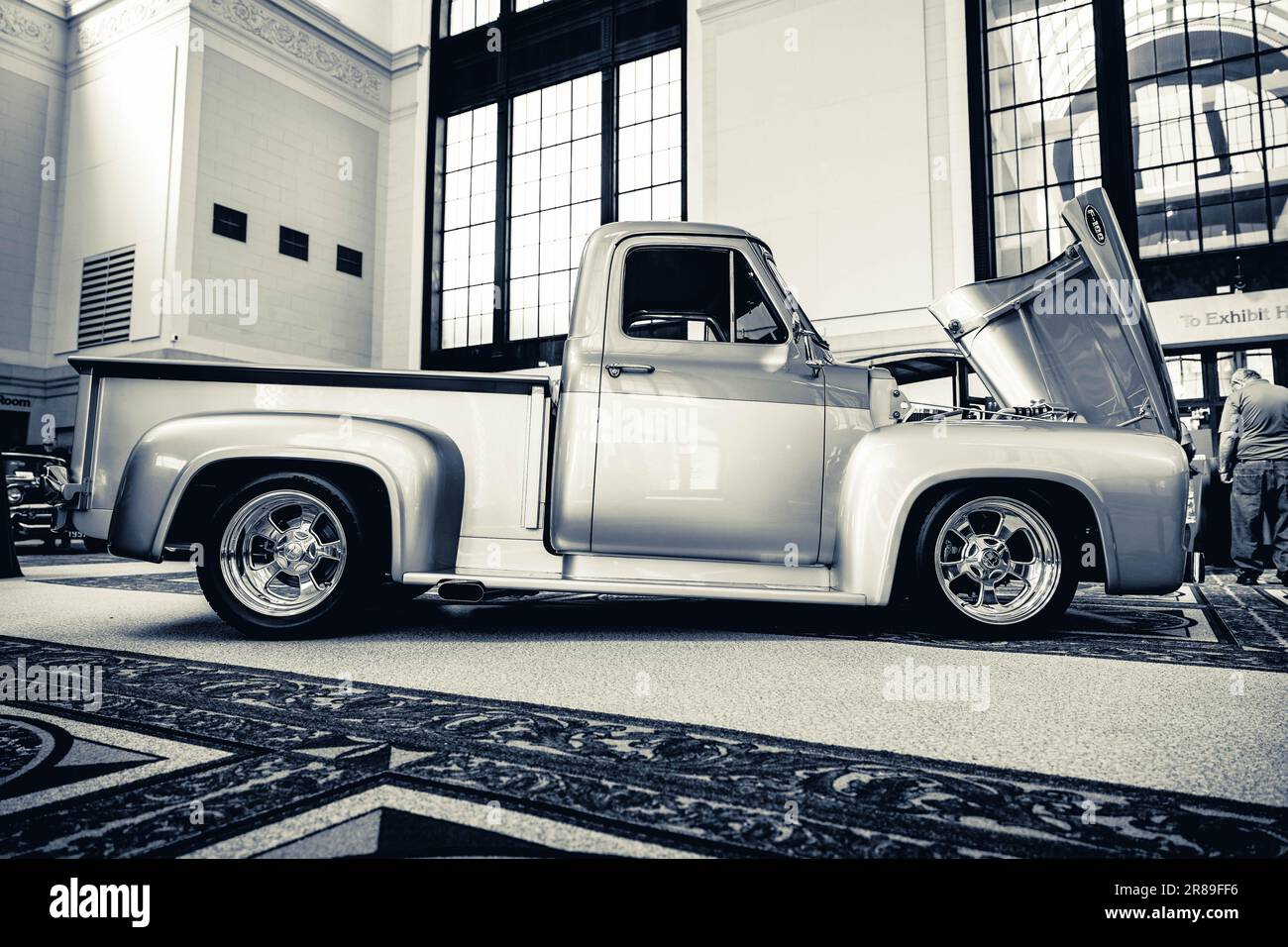 Un camion F-100 Ford 1955 stationné au salon de l'auto Jax de 2023 dans le centre des congrès Prime Osborn Banque D'Images