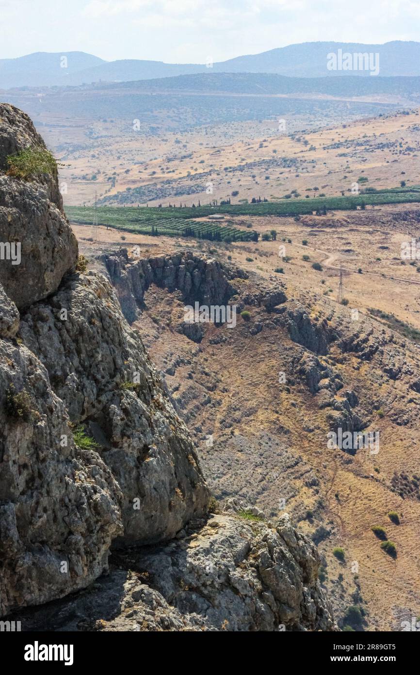 Vue sur une vallée depuis les falaises du Mont Arbel, Israël. Banque D'Images