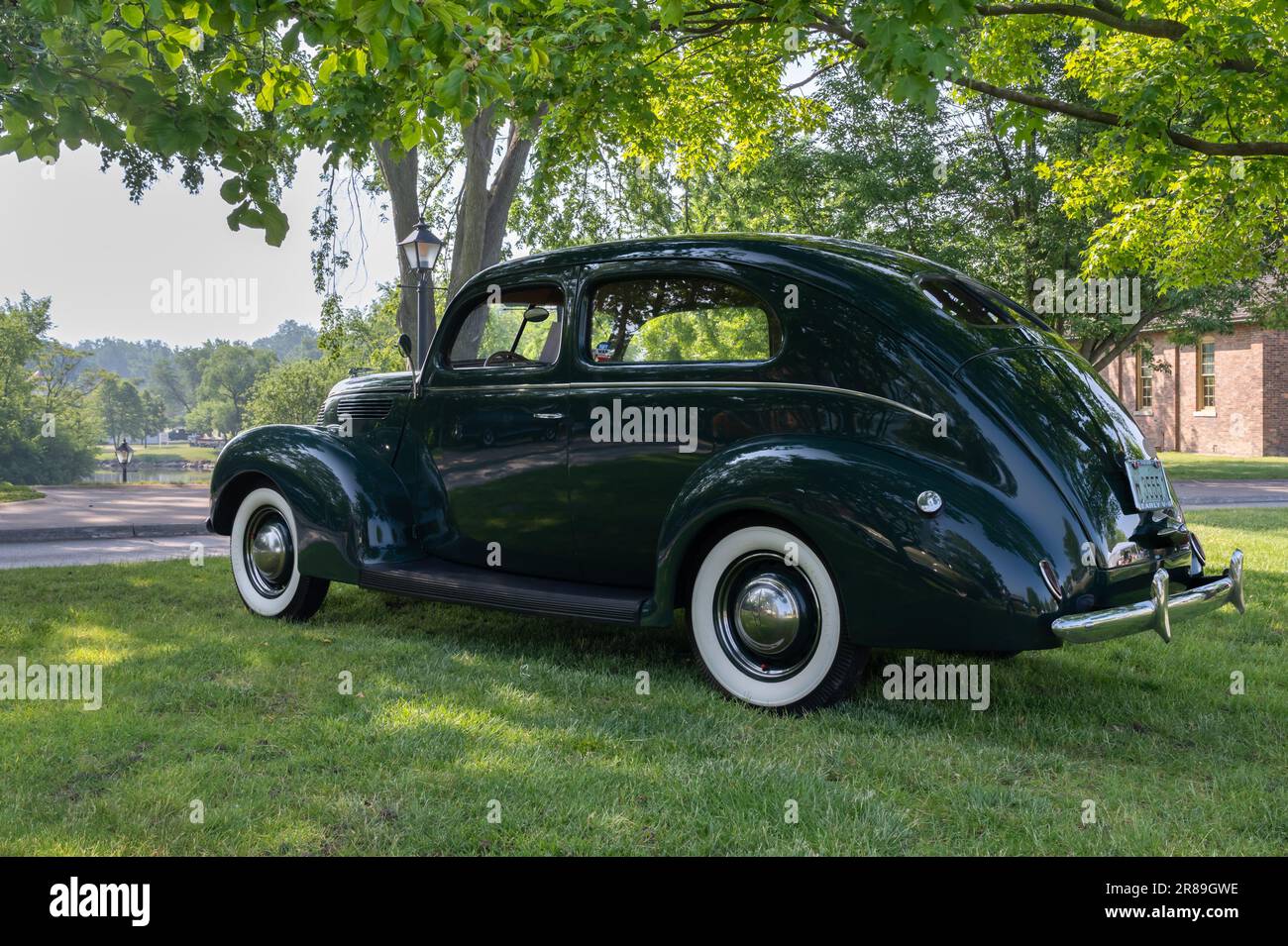 DEARBORN, MI/États-Unis - 17 JUIN 2023 : voiture Ford Deluxe 1938, exposition de voitures Henry Ford (THF) Motor Muster, Greenfield Village, près de Detroit, Michigan. Banque D'Images