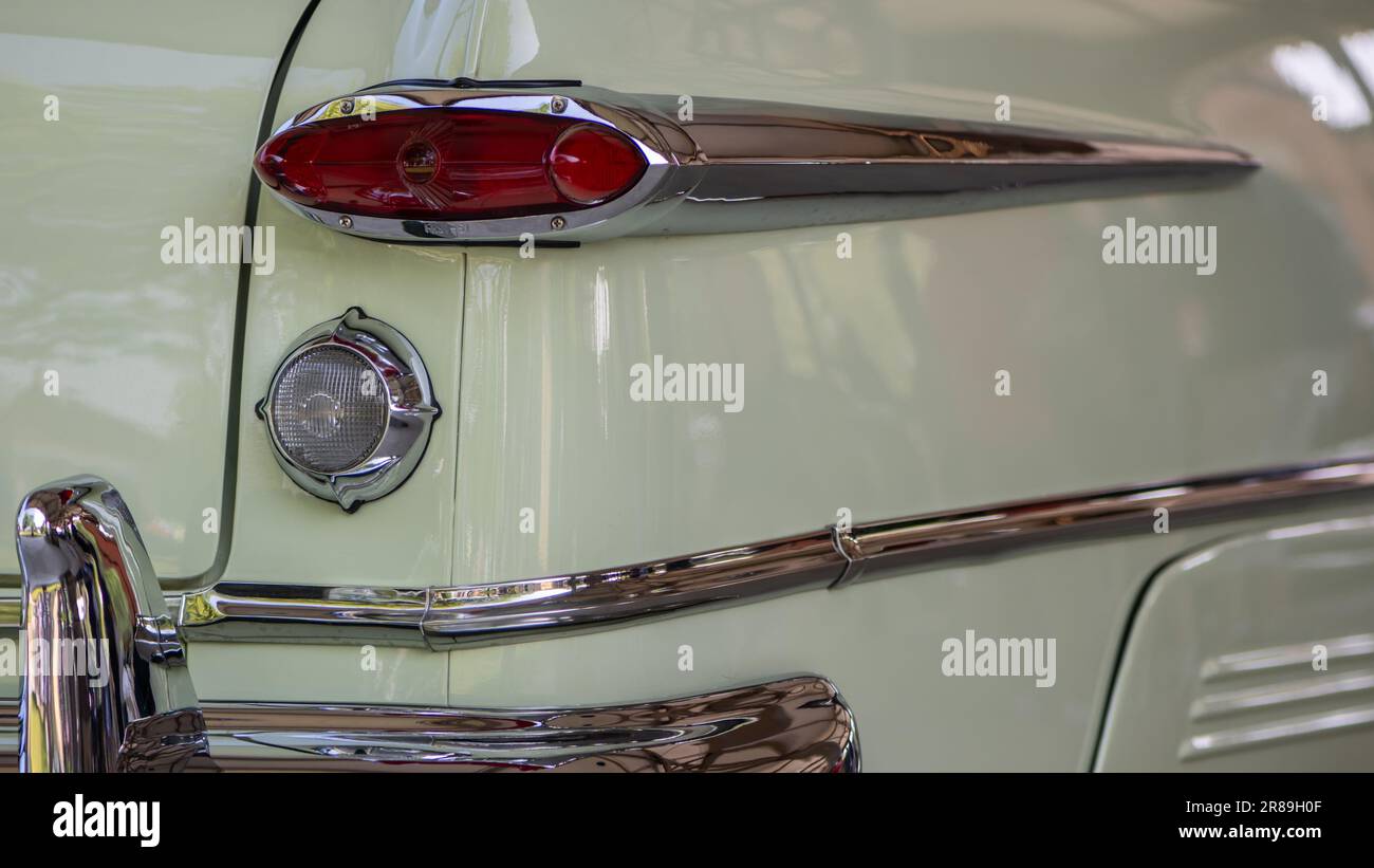 DEARBORN, MI/États-Unis - 17 JUIN 2023 : gros plan d'un feu arrière Ford Custom Deluxe 1951, le spectacle de voiture Henry Ford (THF) Motor Muster, près de Detroit, Michigan. Banque D'Images