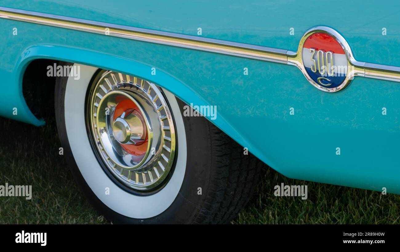 DEARBORN, MI/États-Unis - 17 JUIN 2023 : gros plan d'un emblème Chrysler 300 C 1957, le spectacle de voitures Henry Ford (THF) Motor Muster, près de Detroit, Michigan. Banque D'Images