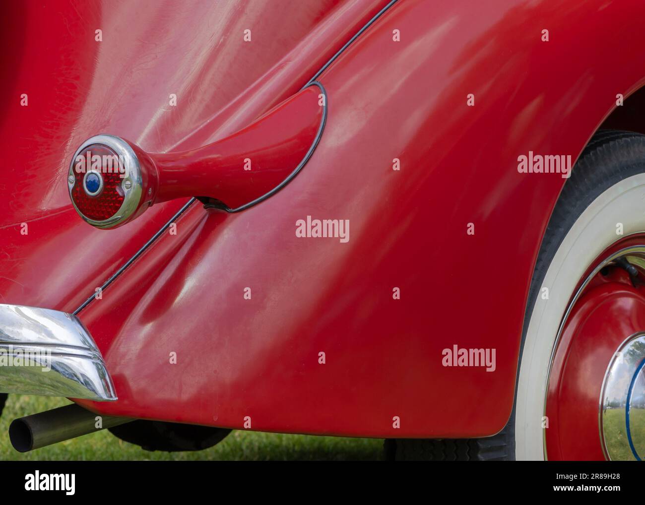 DEARBORN, MI/États-Unis - 17 JUIN 2023 : gros plan d'un feu arrière de luxe Ford 68 1936, exposition de voiture Henry Ford (THF) Motor Muster, près de Detroit, Michigan. Banque D'Images