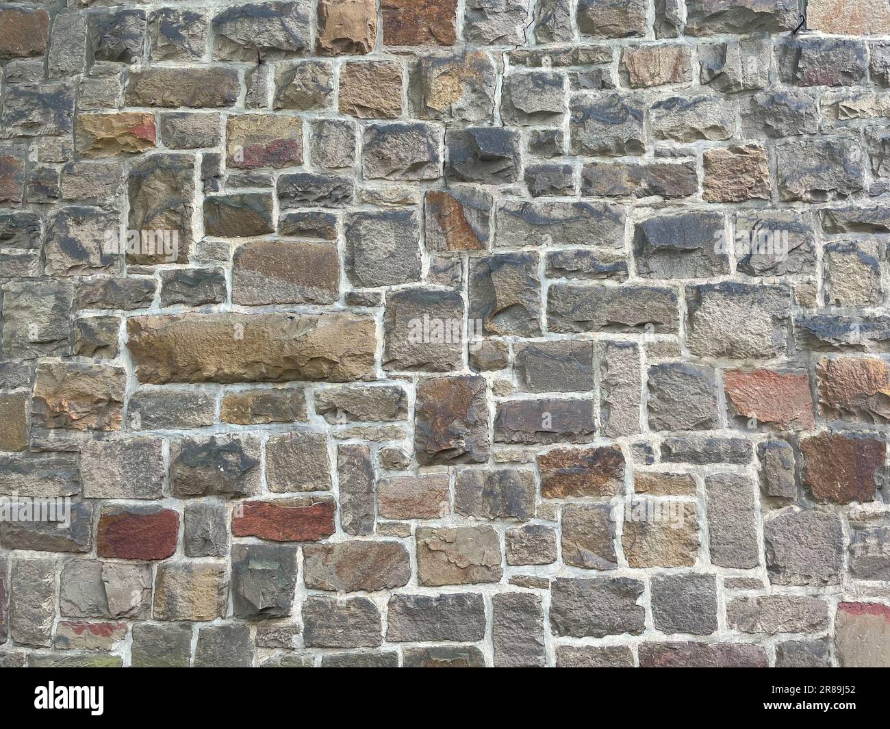Mur de pierre texture avec de grandes briques sur l'ancienne église historique en Allemagne, Europe. Peut être utilisé comme texture ou arrière-plan. Vieux mur fait à la main. Moyen Banque D'Images