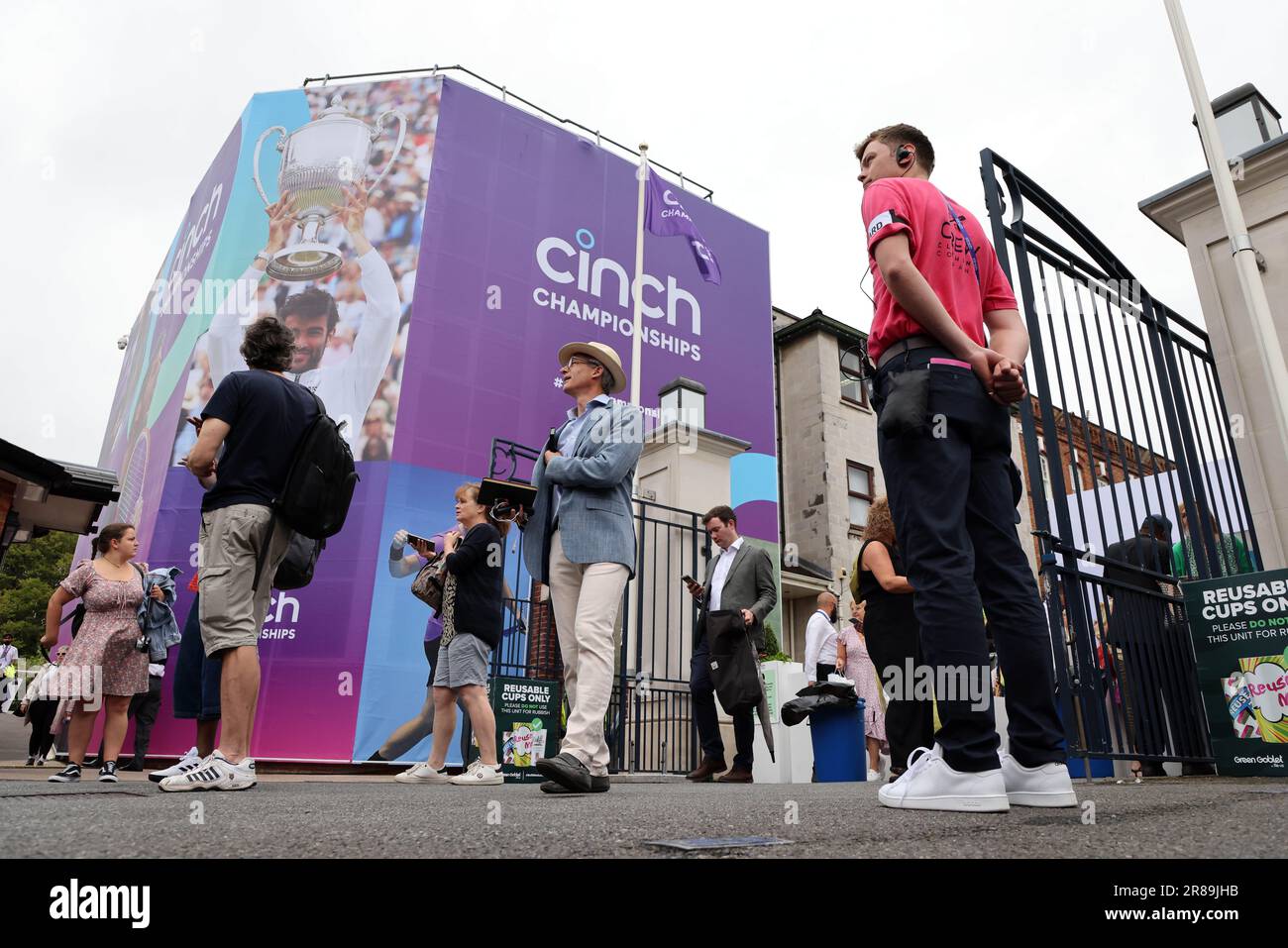 Londres, Royaume-Uni. 20th juin 2023 ; Cinch Championships, Queens Club, West Kensington, Londres, Angleterre: Cinch Championships Queens Club, jour 2; spectateurs arrivant aux Queens Championships crédit: Action plus Sports Images/Alamy Live News Banque D'Images