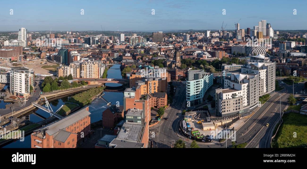 QUAI DE LEEDS, LEEDS, ROYAUME-UNI - 3 MAI 2023. Vue panoramique aérienne sur la ville de Leeds, architecture moderne et appartement exclusif au bord de la rivière Banque D'Images