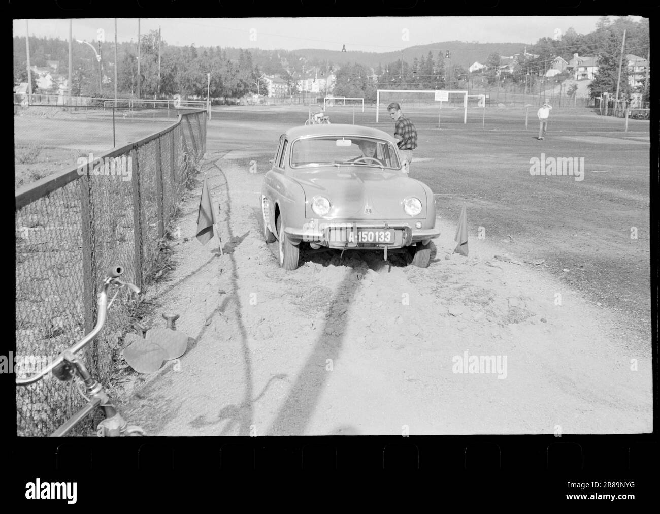 Réel 41-7-1960: Vous n'êtes pas aussi qualifié que vous pensez que KNA a un test de compétences pour conduire. - Tout le monde devrait connaître leurs compétences et leur voiture assez bien pour réussir ce test avec des couleurs volantes, dit KNA. - Il devrait faire partie de l'essai de conduite, dit la police de la circulation. La voiture est arrêtée juste devant une fosse de sable. Sur un signal de la commande, il est conduit dans le sable. Ensuite, il est nécessaire de recommencer sur la surface meuble sans perdre de temps. Photo: Aktuell / NTB ***PHOTO NON TRAITÉE*** Banque D'Images