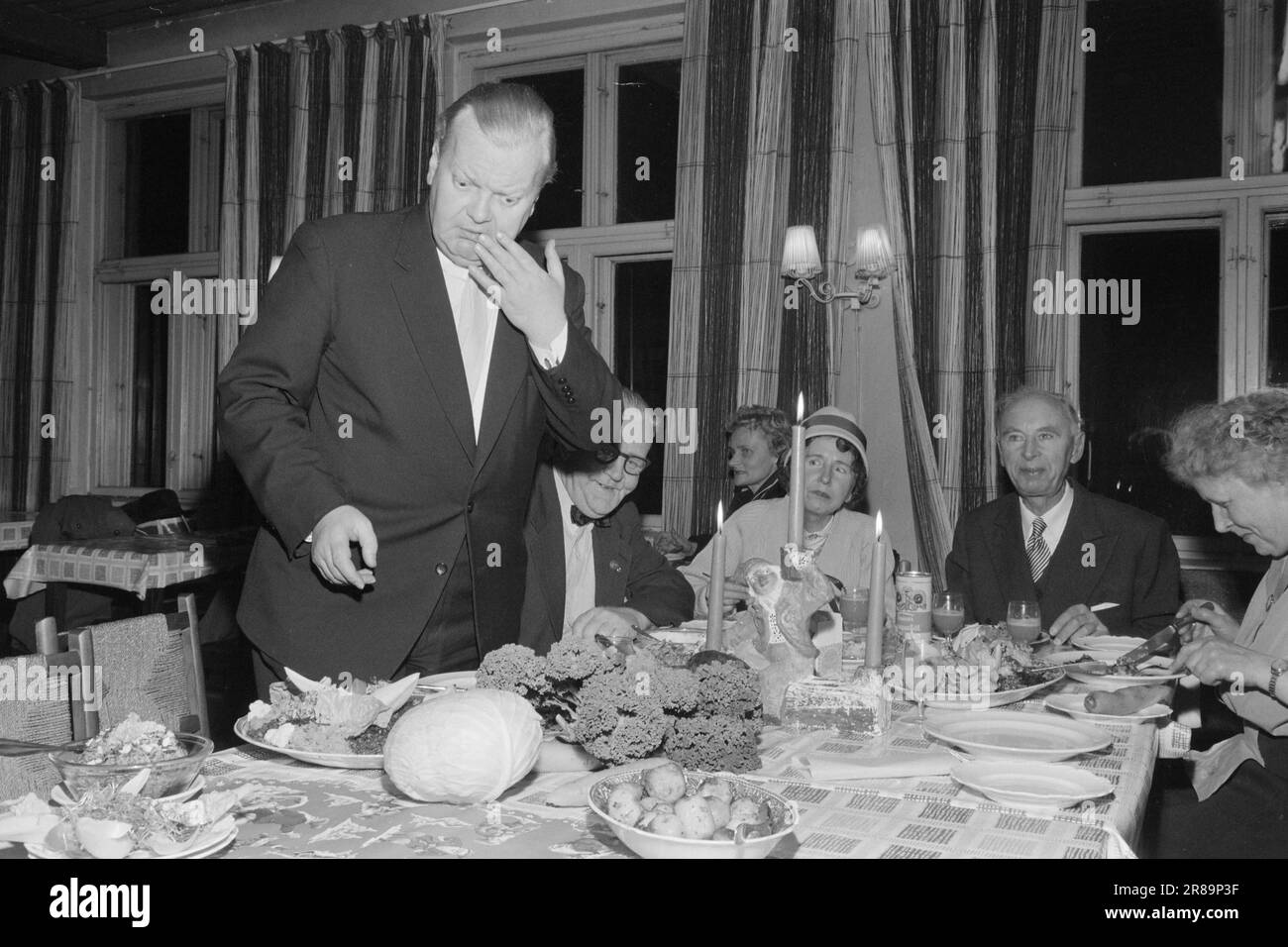 Courant 52-2-1960: Le chou-fleur à la Ribs de Noël, acteur Willie Hoel avec des ablegoyers sur la table de Noël. Chlorophylle est une fête cette année, la fête de l'entreprise a eu lieu dans le restaurant de la nourriture crue sous la devise: "Bien-être dans le lieu de travail. Pour combattre la cardialgie, les bûcherons et la mauvaise haleine. Guggevaremævæl, ce n'était pas comme me regarder dans le miroir! Oh bien. C'était une bonne chose, ce n'était pas un chapeau sur un vieux gallon. Photo: Sverre A. Børretzen / Aktuell / NTB ***PHOTO NON TRAITÉE*** Banque D'Images