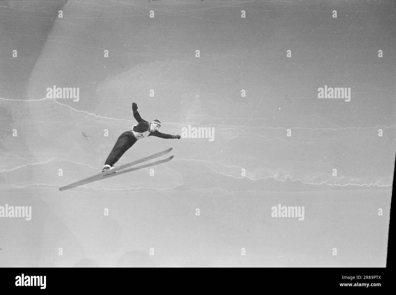 Courant 5-5-1947: Holmenkolldagen 1947Holmenkollen c'était un jour idéal pour le Holmenkollrenn 50th, avec un nouveau record au sol de 71 mètres, établi par le norvégien Hans Kaarstein, BUL, Oslo. Swede Sven Israelsson a remporté la coupe du Roi. C'est la première fois dans l'histoire de Holmenkollen qu'un étranger l'a fait. Olav Odden, vainqueur de la coupe du roi l'année dernière, a été le deuxième meilleur norvégien, et le n° 5 globalement avec ses sauts de 60,5 et 56 mètres respectivement. Photo: Aktuell / NTB ***PHOTO NON TRAITÉE*** Banque D'Images