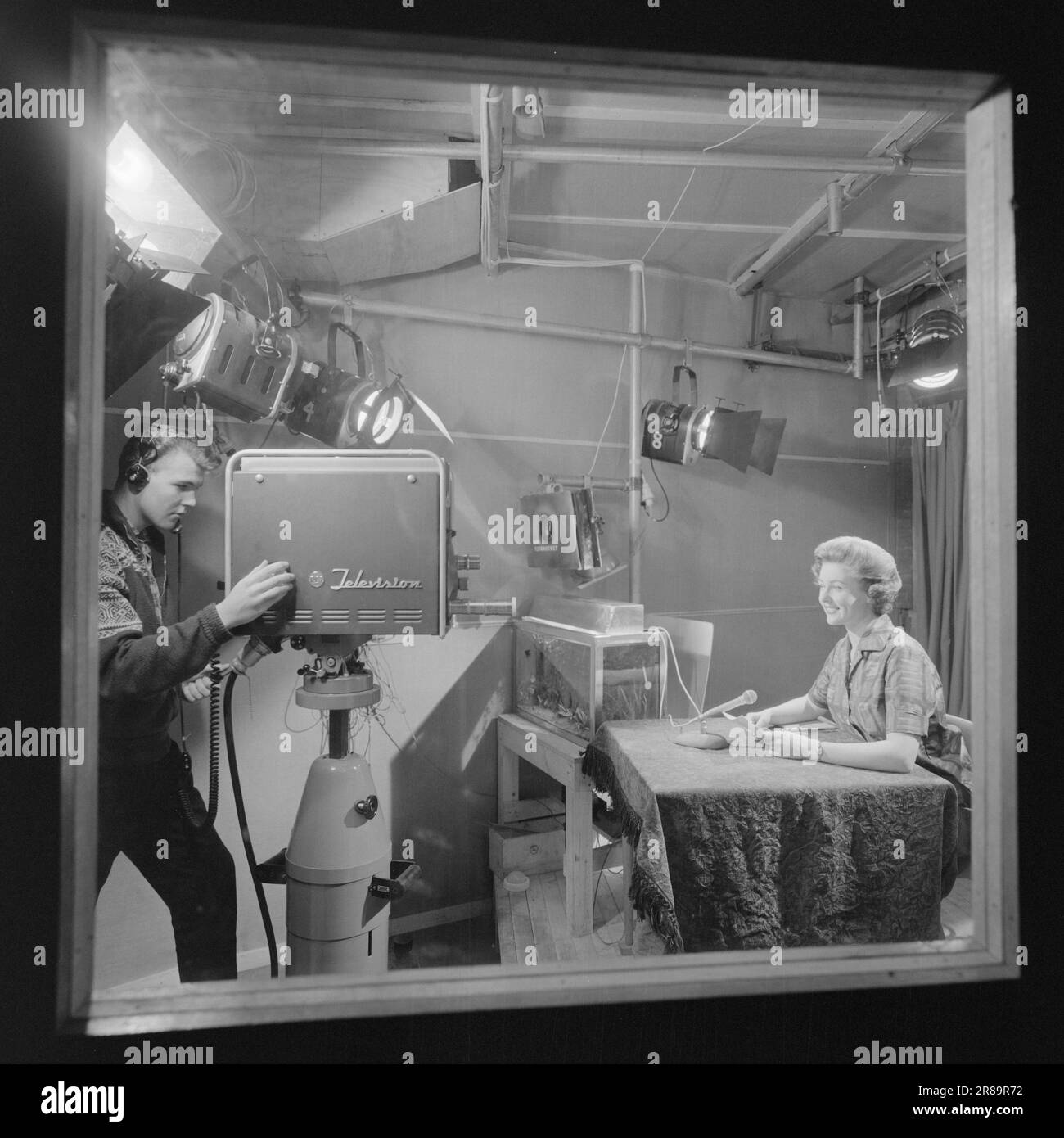 Actuel 51-7-1960: Pourquoi Inger-Lise est-il pressé? Elle est sur le chemin de son travail de côté à la télévision en tant que première hôtesse de télévision de Norvège. Et puis le grand moment arrive. La caméra émet un signal sonore. Inger-Lise Haug sourit son sourire chaleureux et souhaite la bienvenue aux téléspectateurs. Cela prend une demi-minute, puis Inger-Lise peut se retirer. Photo: Aage Storløkken / Aktuell / NTB ***PHOTO NON TRAITÉE*** Banque D'Images