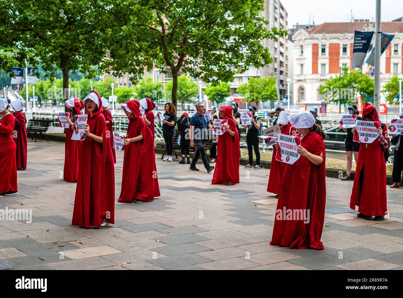 Les activistes féministes radicaux vêtus d'un costume de la série "The Handmaid's Tale" participent à une démonstration d'ademonstration contre les mères porteuses. Banque D'Images