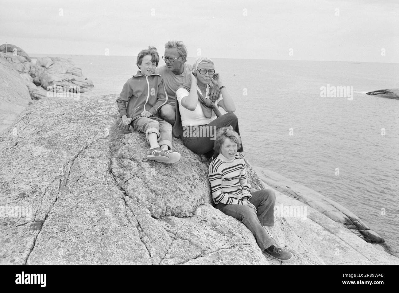 Courant 28 4 1974 A Pied De La Plage Couple De Married Ada Haug Et courant-28-4-1974-a-pied-de-la-plage-couple-de-married-ada-haug-et