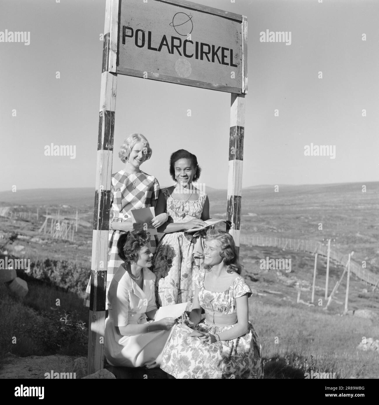 Courant 35-8-1960: Tropical au cercle arctique une fois lors d'un été étrange. Quand la nature rendit les parties du pays à l'envers. Lorsque le mercure a fluctué entre 30-40 degrés Celsius dans le nord de la Norvège alors que le sud de la Norvège se noyait sous la pluie. Jolis princesses dans le nord de la Norvège aventure été quatre jeunes beautés naturelles rassemblées à Saltfjell. Trois sont des princesses polaires, une est Mlle Equator. Standing Anni de Finlande, et Liliane de Libreville, Afrique. Les deux autres sont le Berit suédois et notre propre Unni Bodøgård. Photo: Bjørn Bjørnsen / Aktuell / NTB ***PHOTO PAS D'IMAGE Banque D'Images