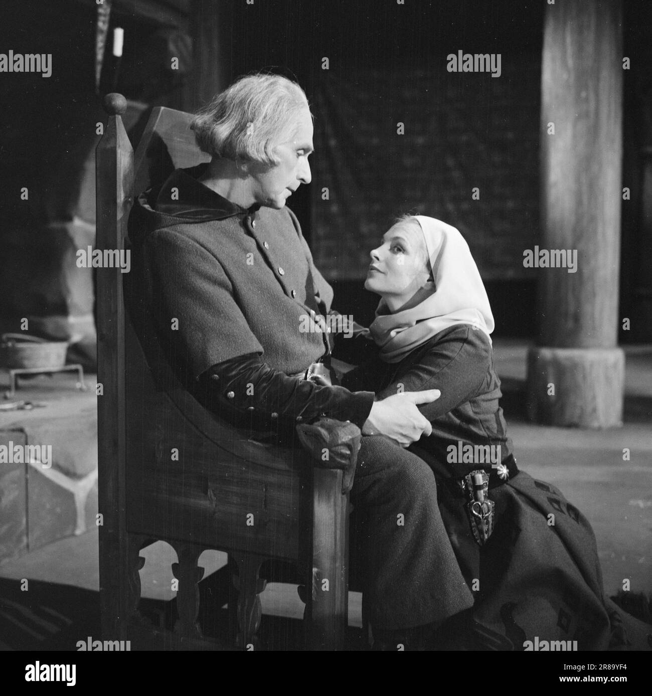 Courant 38-4-1960: Kristin est en train de se lancer sur la dramatisation de Kristin Lavrandatter par Tormod Skagestad l'année dernière a été l'un des plus grands succès du théâtre norvégien. Cet automne, le deuxième volume de la trilogie de Sigrid Undset arrive sur la scène théâtrale. Photo: Ivar Aaserud / Aktuell / NTB ***PHOTO NON TRAITÉE*** Banque D'Images