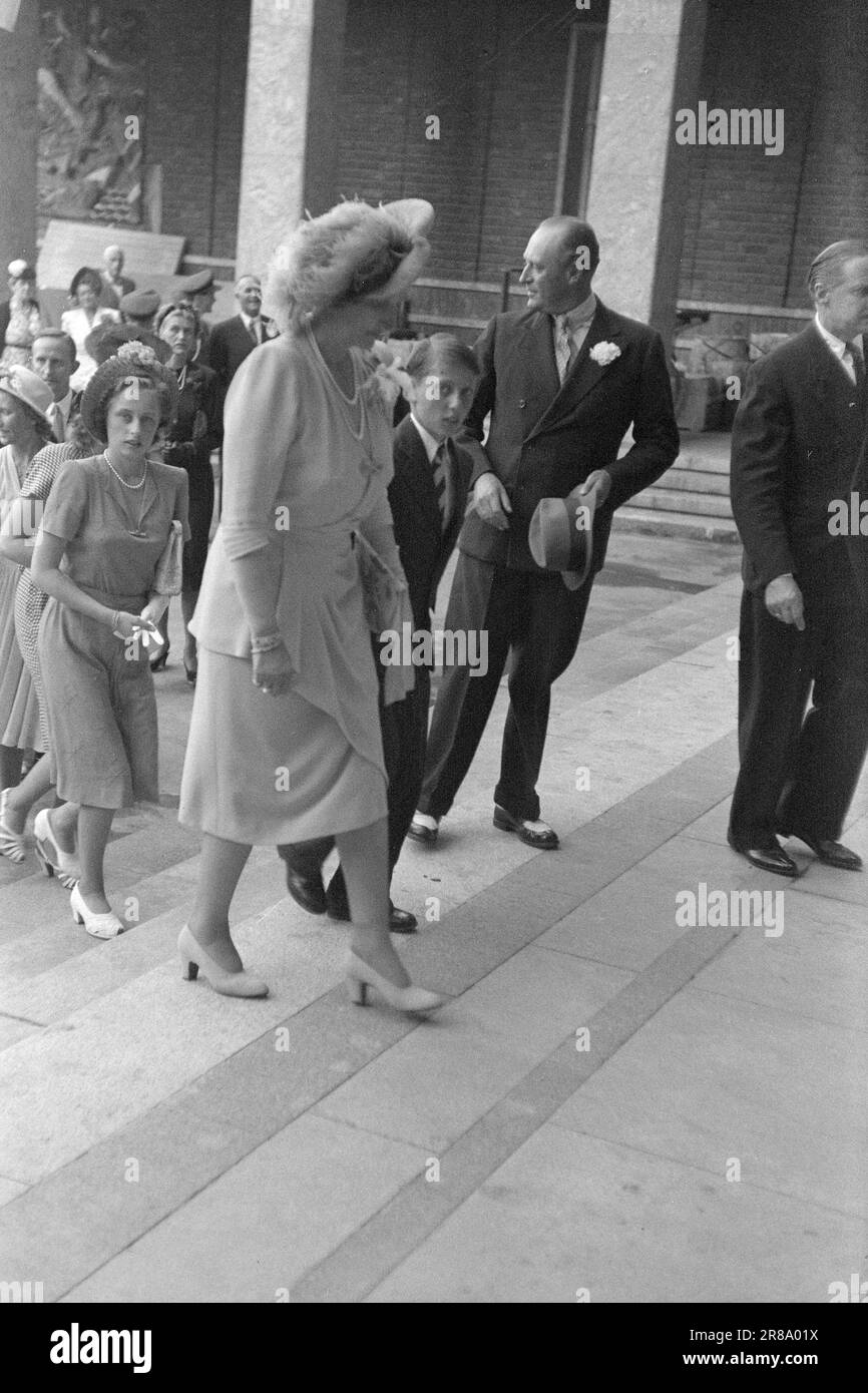 Réel 16-1947: Cent mille rendent hommage au roi pendant 75 ans Oslo avait tiré tous les arrêts pour l'anniversaire du roi Haakon 75th le 3 août. L'image du roi s'oppose à un dans toutes les tailles et éditions de presque toutes les fenêtres de magasin. Les festivités royales ont duré trois jours. Le point culminant des festivités d'Oslo a sans aucun doute été la promenade en voiture du roi dans la ville dimanche. La famille du Prince héritier arrive à l'hôtel de ville. F.V. La princesse Ragnhild, la princesse Märtha, le prince Harald (roi Harald V) et le prince Olav (roi Olav V). Photo: Aktuell / NTB ***PHOTO PAS moi Banque D'Images