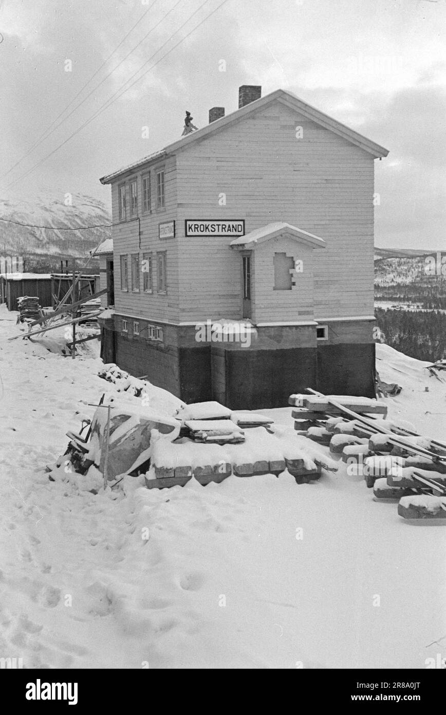 Actuellement 1- 1948: Le nord et le sud de la Norvège liés [image 0020]le 8 décembre 1947, Nordlandsbanen, ou Nord-Norgesbanen comme on devrait plutôt l'appeler, a ajouté quelques miles à sa croissance. La ligne Mo i Rana-Lønsdal a été ouverte à la circulation générale. Une nouvelle étape du Nord-Norgesbanen est ainsi achevée. Mais Lønsdal n'est pas le point final, la voie doit aller beaucoup plus au nord, - y a-t-il une raison de gonfler cet incident à plus qu'un intermesso technique ferroviaire? Oui, c'est vrai. Cet événement, qui a eu lieu sans aucune exposition majeure de faste et splendeur cérémonielles, en réalité Banque D'Images