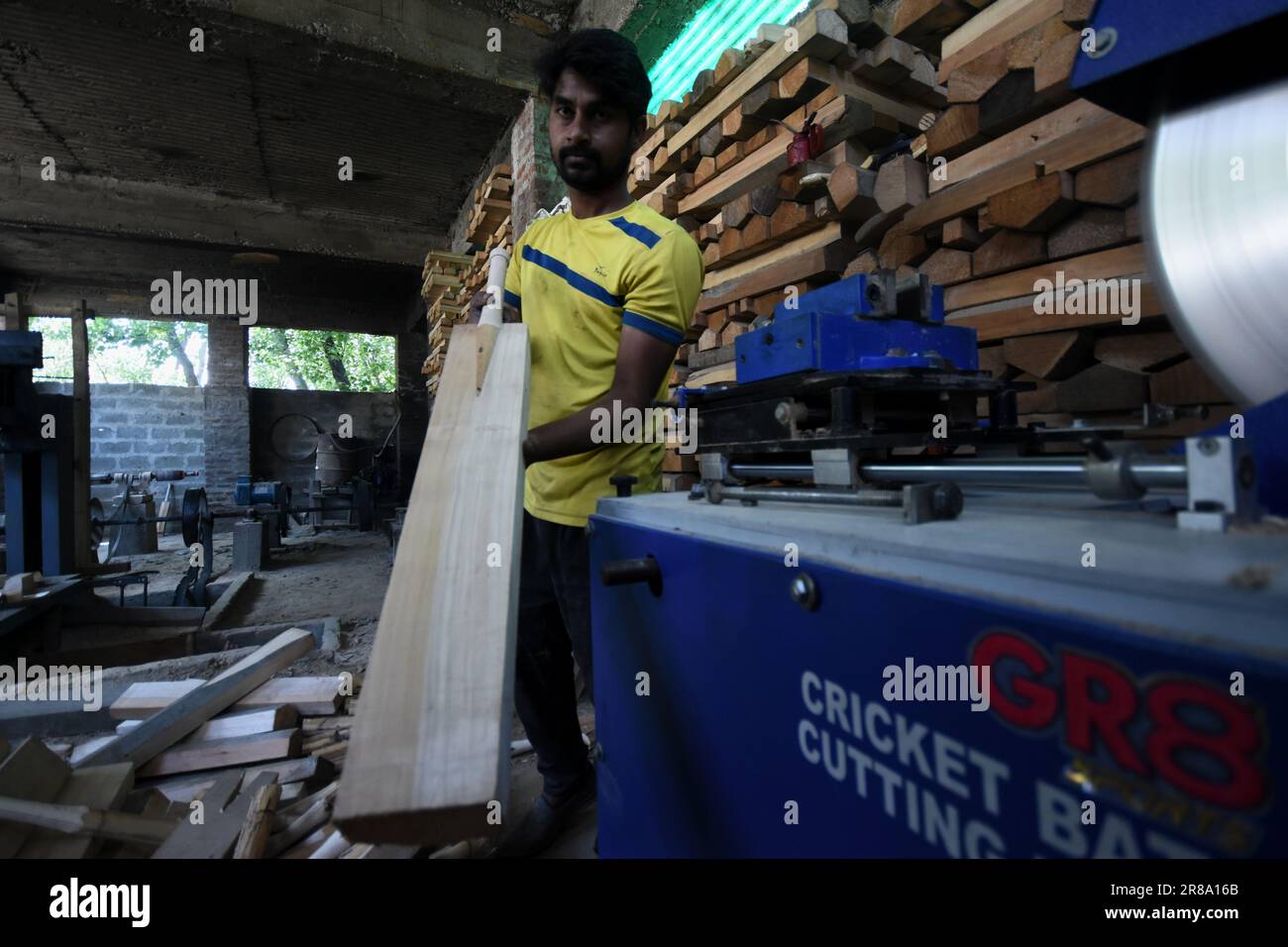 Un ouvrier travaille dans une unité de fabrication de GR8 chauves-souris de cricket à Sangam, à environ 38 kilomètres au sud de Srinagar, la capitale estivale du Cachemire indien, le 16 juin 2023. Les fabricants de chauves-souris du Cachemire ont reçu une commande pour que les chauves-souris soient utilisées lors de la coupe du monde 2023 One Day International (ODI); ils ont même déjà reçu une commande pour 10 chauves-souris pour la coupe du monde Twenty20 (T20) en 2022. Seulement deux types de chauves-souris sont utilisés dans le cricket dans le monde entier - le saule anglais et le saule de Kashmiri - et tandis que les prix du saule anglais sont beaucoup plus élevés que ceux faits de Willow de Cachemire et sont plus souvent utilisés par le jeu Banque D'Images