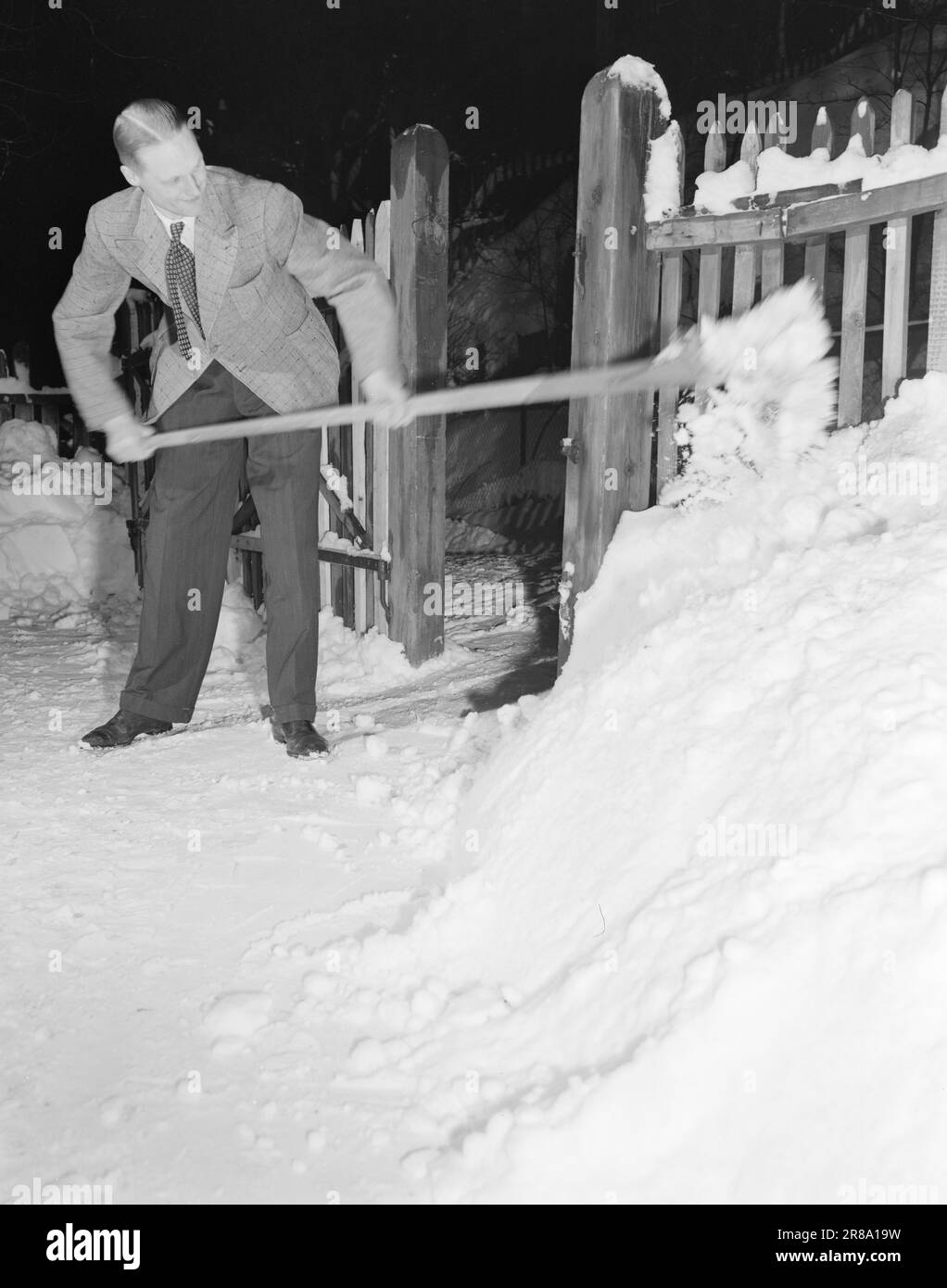 Réel 04-1950: Ce que nous utilisons l'argent forWe ont gagné un niveau de vie plus égal après la guerre. La pauvreté n'existe presque plus. Nous le voyons dans la rue, les gens sont assez bien habillés — et nous le voyons dans le magasin, où les bouteilles de lait sont rapidement mises dans les paniers de femmes de ménage. Aktuell examine de plus près ce pour quoi trois familles d'Oslo utilisent l'argent. Knut Ramberg appartient aux salariés les plus fortunés du pays. Comme on peut le voir dans le budget, cependant, cette famille ne dépense pas beaucoup plus pour la nourriture que la plupart des familles. — Après une journée de travail sédentaire, c'est Banque D'Images