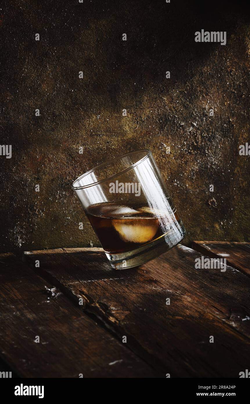 Verre brandy sur fond rustique et table en bois rustique. Banque D'Images