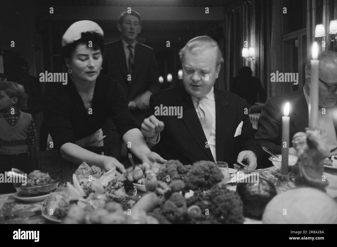 Courant 52-2-1960: Le chou-fleur à la Ribs de Noël, acteur Willie Hoel avec des ablegoyers sur la table de Noël. Chlorophylle est une fête cette année, la fête de l'entreprise a eu lieu dans le restaurant de la nourriture crue sous la devise: "Bien-être dans le lieu de travail. Pour combattre la cardialgie, les bûcherons et la mauvaise haleine. Pommes de terre oui. Si vous ne pouvez pas manger des pommes de terre sans côtes, vous ne devriez pas avoir de côtes, je dis généralement. Au fait, la nourriture est horrible, ce cochon. Plein de trichines et de toutes les autres laidages. Photo: Sverre A. Børretzen / Aktuell / NTB ***PHOTO NON TRAITÉE*** Banque D'Images