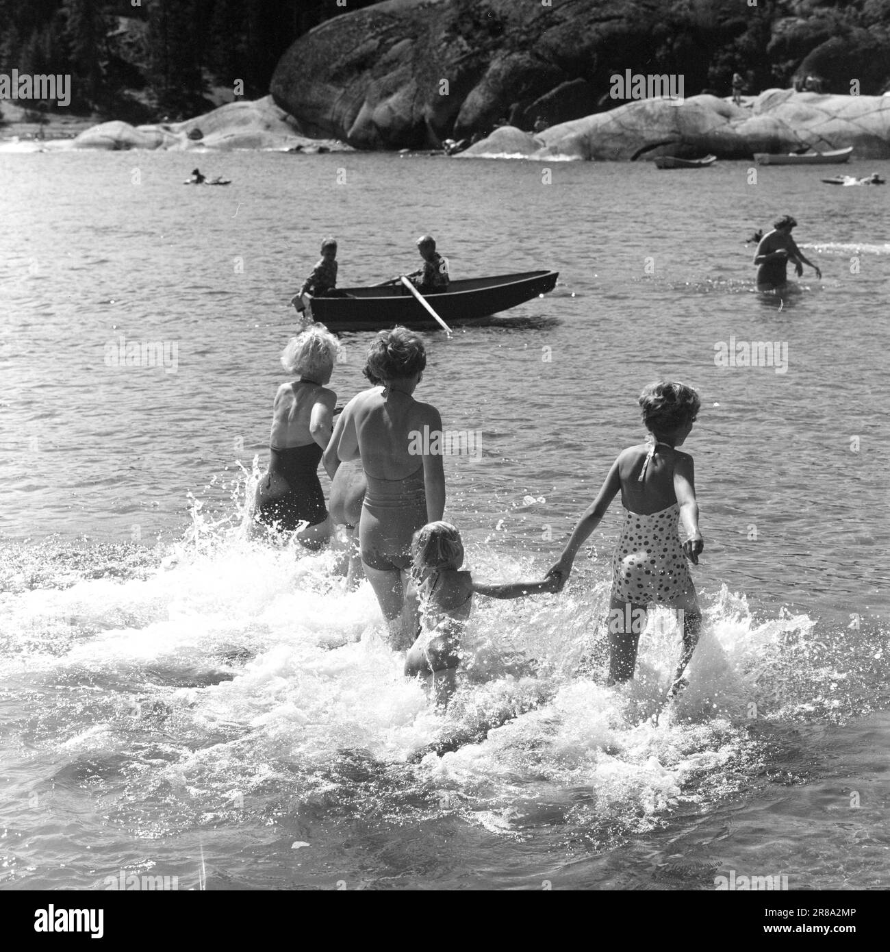 Courant 31-6-1960: Les vacances se profile à l'horizon des milliers de personnes vont en vacances en voiture et tente. Nous entrons dans l'eau beaucoup de gens ont eu des goosebumps quand ces femmes braves sont allés en mer - mais l'admiration a probablement disparu un peu quand ils sont revenus dans les maillots de bain secs de la taille vers le haut. Photo: Aage Storløkken / Aktuell / NTB ***PHOTO NON TRAITÉE*** Banque D'Images