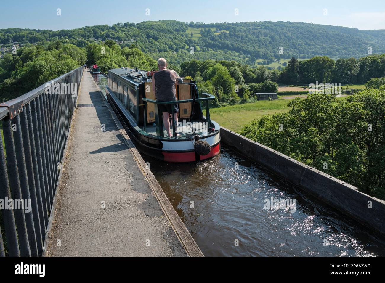 Une barque traversant l'aqueduc de Pontcysyllte, canal de Llangollen, Trevor, pays de Galles Banque D'Images