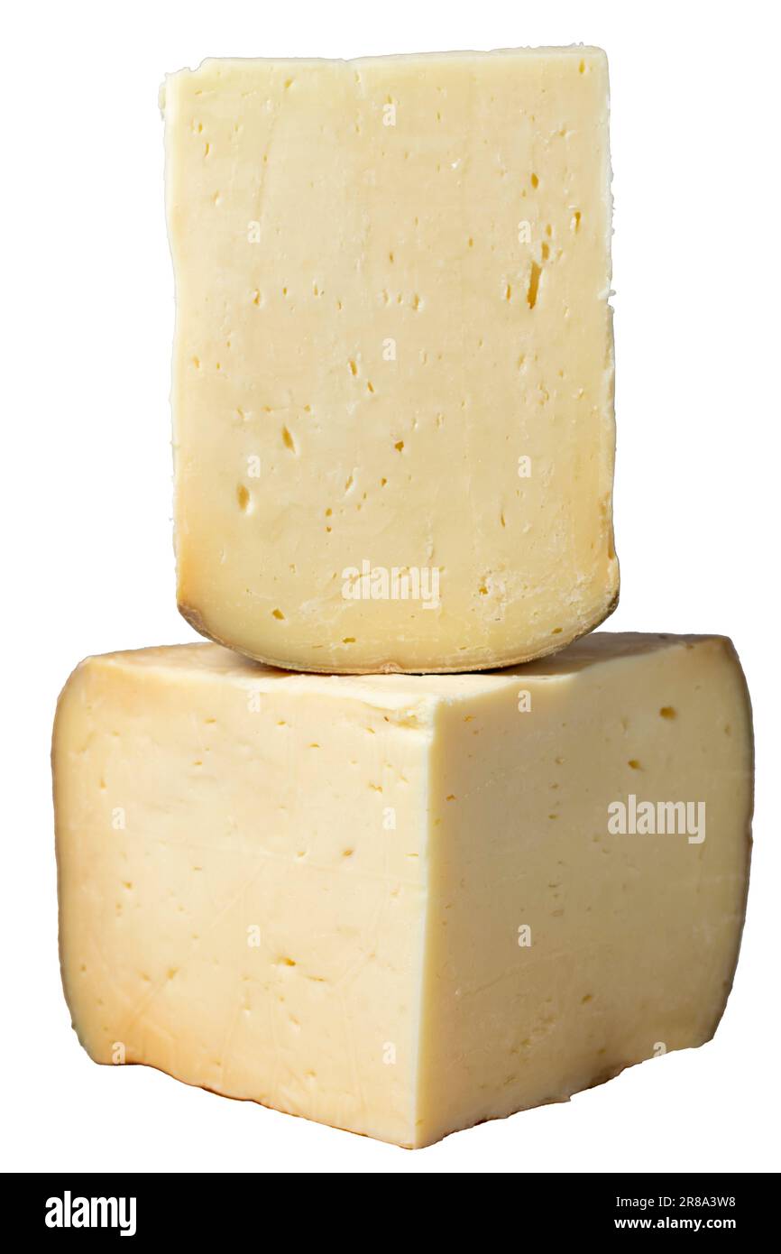 fromage à roues. Fromage à base de lait de vache isolé sur fond blanc. Fromage gruyère turc Banque D'Images