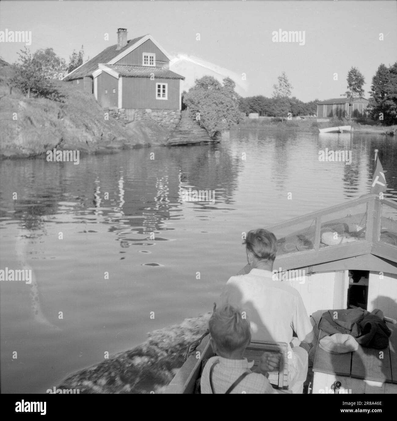 Courant 17-2-1947: Arendal, berceau de l'art de vivre Arendal, également appelé la « Venise du Nord » a été pendant plus de 100 ans la principale ville maritime en Norvège. Les voiliers de la ville ont été trouvés sur toutes les mers, et la ville et le quartier ont semé la vie quand les navires sont revenus à la maison en automne avec des charges lourdes. L'apogée d'Arendal s'est terminée à la fin du 19th siècle par un grave krach bancaire qui a créé une détresse et une misère sans précédent. Des gens de petite classe ont organisé des associations de « solidarité » pour s'occuper de leurs intérêts, et « la bande côtière douce » est devenue pour un temps le centre du soc Banque D'Images