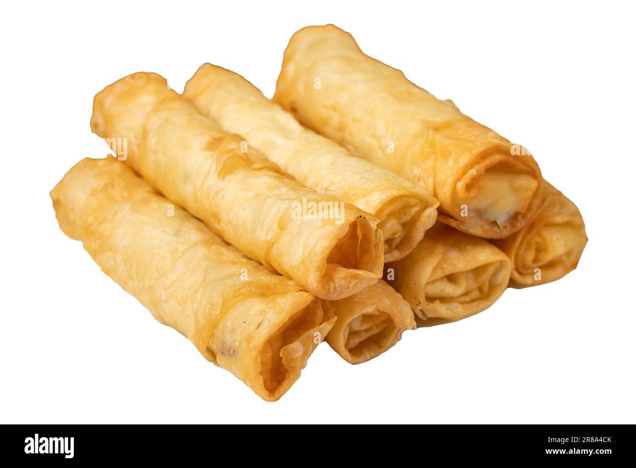 Pâte à cigarettes. Tarte au fromage isolée sur fond blanc. Rouleaux de ...