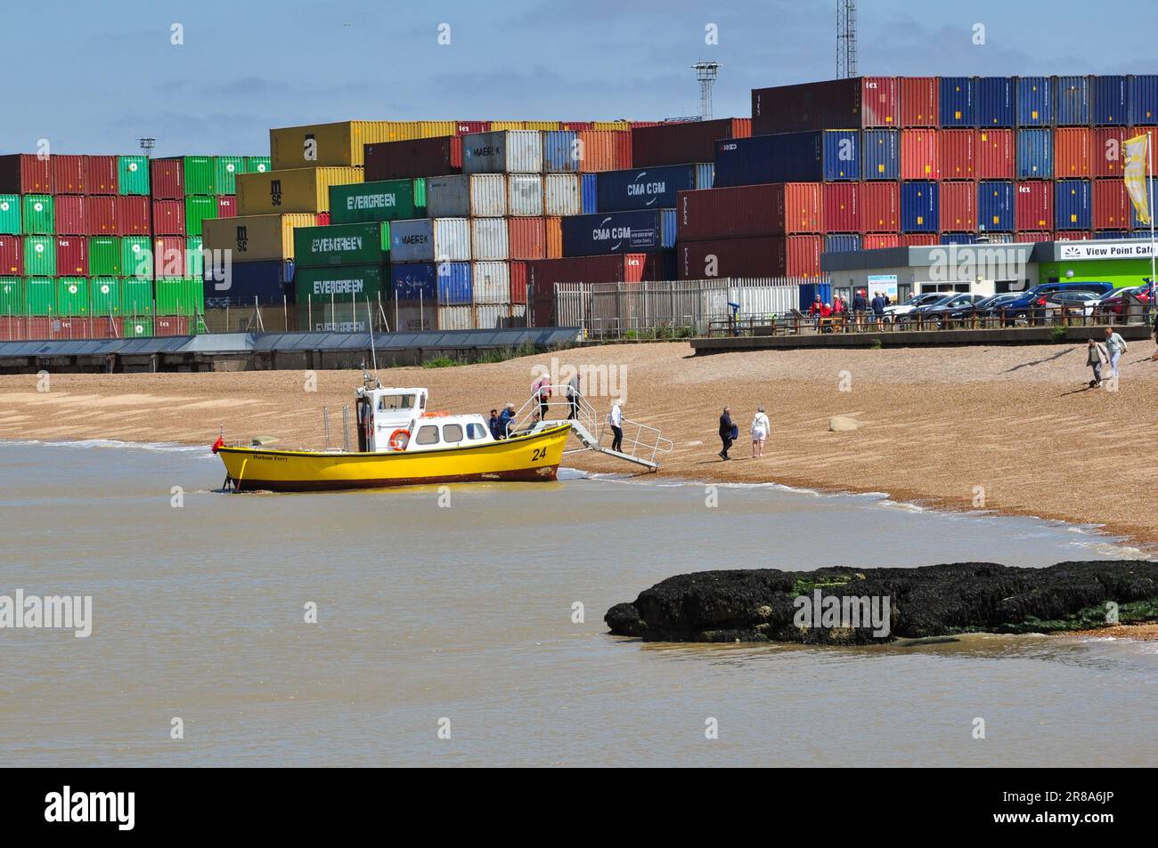 Harwich Port ferry étant arrivé à la plage de Landguard devant des conteneurs d'expédition dans le port de Felixstowe, Suffolk, Angleterre, Royaume-Uni Banque D'Images
