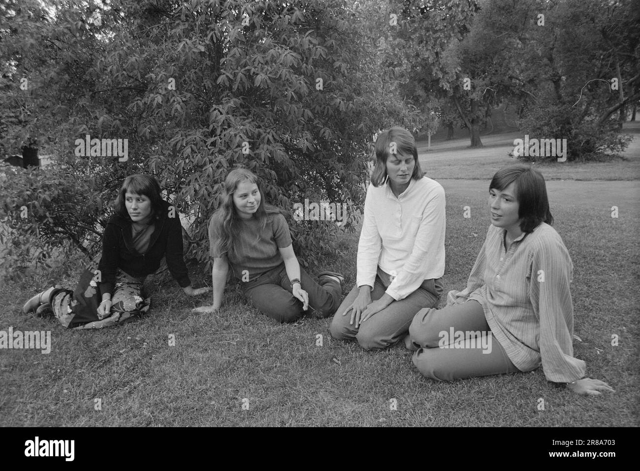 Courant 30-2-1974: 4 000 sans emploi. Le taux de chômage à Oslo est de 6,9 % dans la tranche d'âge des 16-24 ans. C'est dix-sept fois plus que les statistiques officielles qui, en même temps, affichaient 0,4 %. Les cas respectifs sont d'environ 4 000 contre 240. Les statistiques officielles sont, par exemple, Guri Eggen, Cecilie Heigard, Elisabeth Jensen et Randi Aasum, qui sont tous des étudiants intermédiaires à l'Institut de criminologie de l'Université d'Oslo. Les chiffres figurent dans l'enquête qu'ils ont réalisée à l'initiative du Ministère des Affaires sociales.photo: Bjørn Bjørndal Brøndbo / Aktuell ***P Banque D'Images