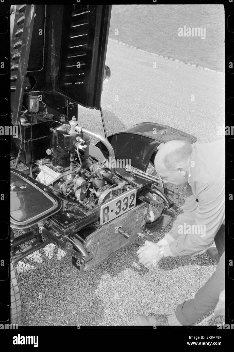 Réel 23-2-1960 : Nice vintage sur roues Reidar Frønsdal est le propriétaire heureux de la plus ancienne voiture de Norvège de l'ancienne marque renommée de Dion Bouton. La voiture démarre avec la bonne vieille manivelle. Le moteur n'a qu'un seul cylindre, à partir duquel il démarre, mais peut amener la voiture pour 50 km Photo: Sverre A. Børretzen / Aktuell / NTB ***PHOTO NON TRAITÉE*** Banque D'Images