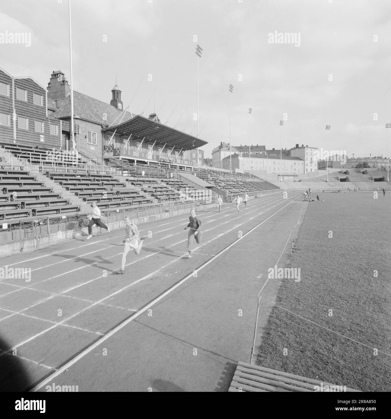 Actuel 42-9-1960: Ils parlent mieux "faites-le mieux vous-même!" A déclaré les participants olympiques aux journalistes olympiques, puis ils se sont réunis pour un grand concours post-olympique à Bislett. Historique 100 mètres dans la phase finale. En face se trouve le trio des Olympiens avec Carl Fredrik Bunæs à la tête. TV Stein Haugen, t.h. Roar Berthelsen. Bunæs est venu directement du travail à AAS & Wahls Boktrykkeri et a couru dans des chaussures basses marron et une chemise soignée, pourtant il a réussi 11,5. En arrière-plan, on peut voir le trio de reporters, avec Odvar Foss à la télévision. Et Lillelien à droite, alors qu'Eigil Dahl, qui était sur le point d'être distrait ou Banque D'Images