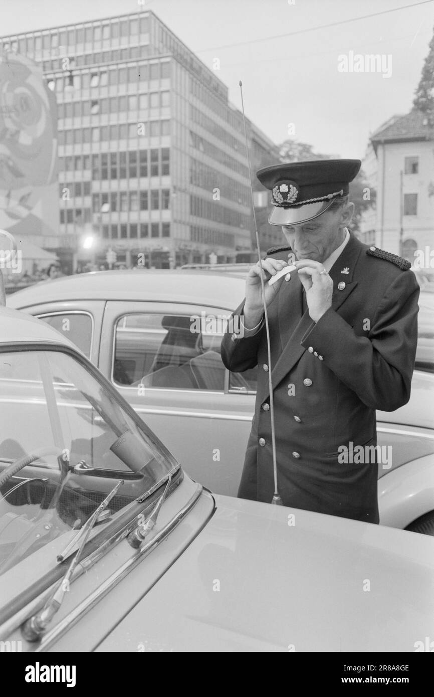 Réel 45-8-1960 : pécheurs du parc il y a une façon d'éviter une amende lorsque vous vous garez illégalement dans le centre d'Oslo: Vous devez obtenir un certificat médical que le stationnement est nécessaire. Mais hélas, il a fallu quelques minutes de plus qu'il ne l'avait prévu. La protection du compteur de stationnement trouve le panneau rouge. Il doit y avoir une réaction ici. Photo: Sverre A. Børretzen / Aktuell / NTB ***PHOTO NON TRAITÉE*** Banque D'Images