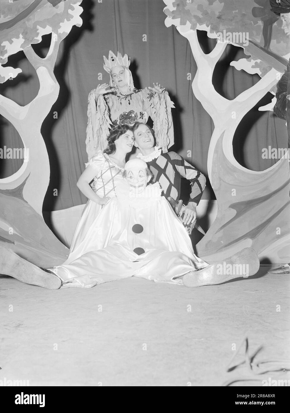 Réel 18-1950: Le Théâtre national part. 'Harlequin et Colombine' avec Kari Dehlin comme Colombine, Jan Voigt comme Harlequin et Gunnar Skar comme Pierrot.photo: Arne Kjus / Aktuell / NTB ***photo non traitée*** Banque D'Images