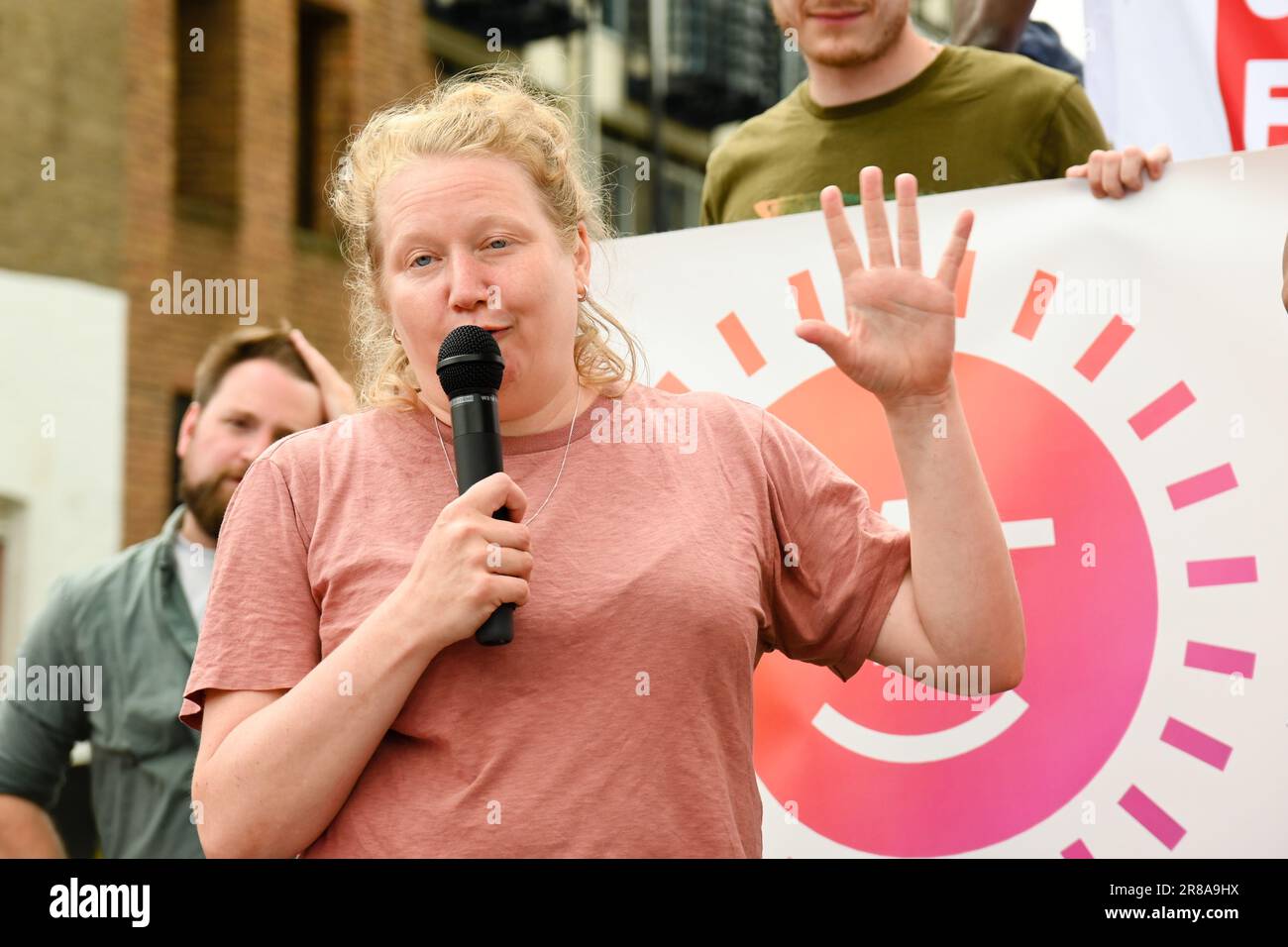 Londres, Royaume-Uni. 20th juin 2023. Unir la manifestation de l'Union à la réunion des entreprises de l'énergie. Et Debt Justice 12 millions de Britanniques sont endettés environ 1 personnes sur 5 au Royaume-Uni protestent contre le profitereur de l'énergie au Business Design Center. Les manifestants hurlent à reprendre le pouvoir - ARRÊTEZ le rabouc énergétique pour le ramener à la propriété publique. Crédit : voir Li/Picture Capital/Alamy Live News Banque D'Images