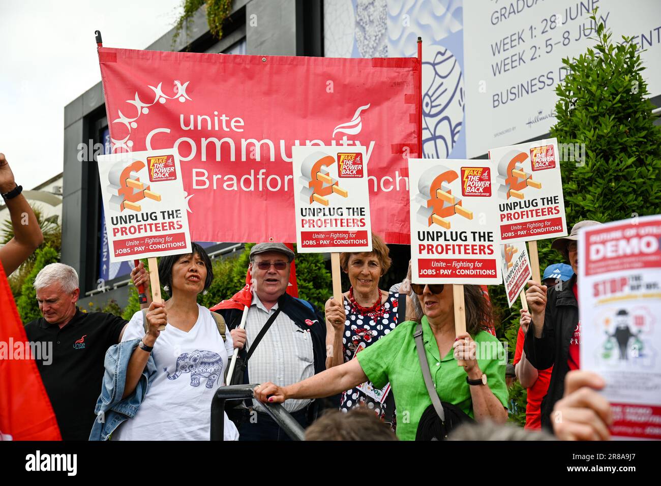 Londres, Royaume-Uni. 20th juin 2023. Unir la manifestation de l'Union à la réunion des entreprises de l'énergie. Et Debt Justice 12 millions de Britanniques sont endettés environ 1 personnes sur 5 au Royaume-Uni protestent contre le profitereur de l'énergie au Business Design Center. Les manifestants hurlent à reprendre le pouvoir - ARRÊTEZ le rabouc énergétique pour le ramener à la propriété publique. Crédit : voir Li/Picture Capital/Alamy Live News Banque D'Images