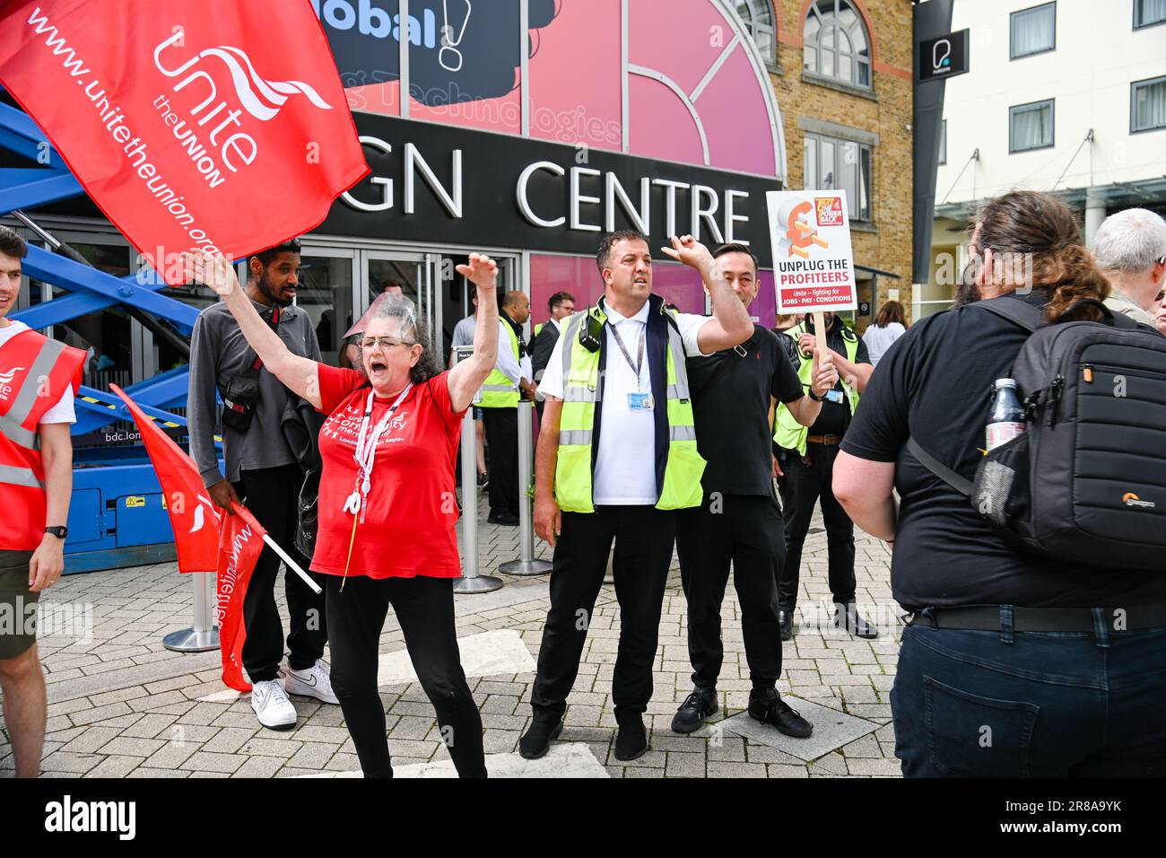 Londres, Royaume-Uni. 20th juin 2023. Unir la manifestation de l'Union à la réunion des entreprises de l'énergie. Et Debt Justice 12 millions de Britanniques sont endettés environ 1 personnes sur 5 au Royaume-Uni protestent contre le profitereur de l'énergie au Business Design Center. Les manifestants hurlent à reprendre le pouvoir - ARRÊTEZ le rabouc énergétique pour le ramener à la propriété publique. Crédit : voir Li/Picture Capital/Alamy Live News Banque D'Images