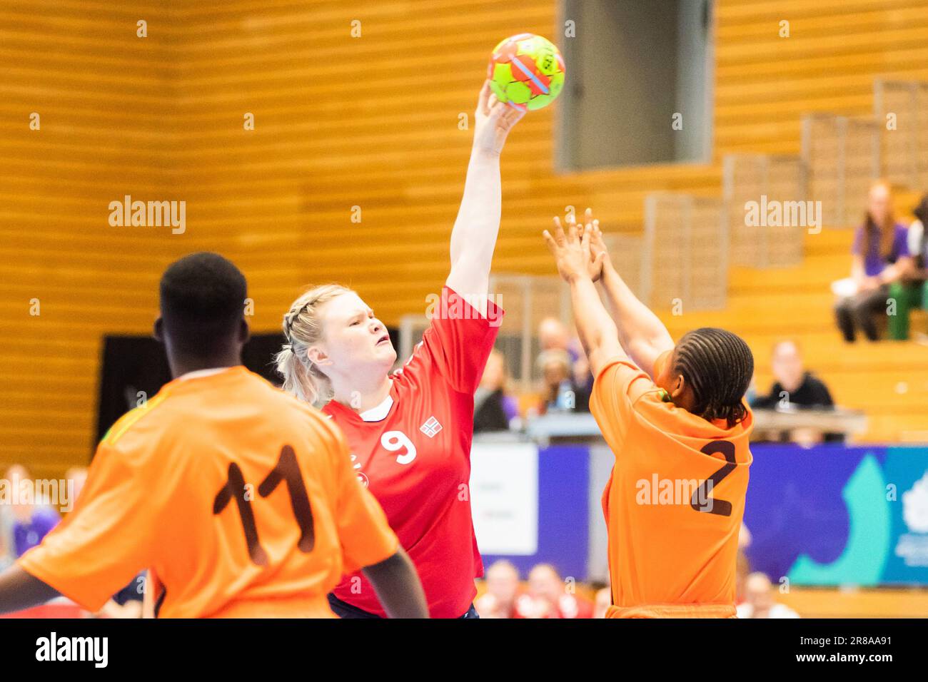 Berlin, Allemagne. 20th juin 2023. Sports pour handicapés : Jeux olympiques spéciaux, Jeux du monde, handball, traditionnel féminin, finales, Horst Korber Sports Center, Norvège (en rouge) contre la Côte d'Ivoire (orange). Un joueur de Team Norway en action. Credit: Christoph Soeder/dpa/Alay Live News Banque D'Images