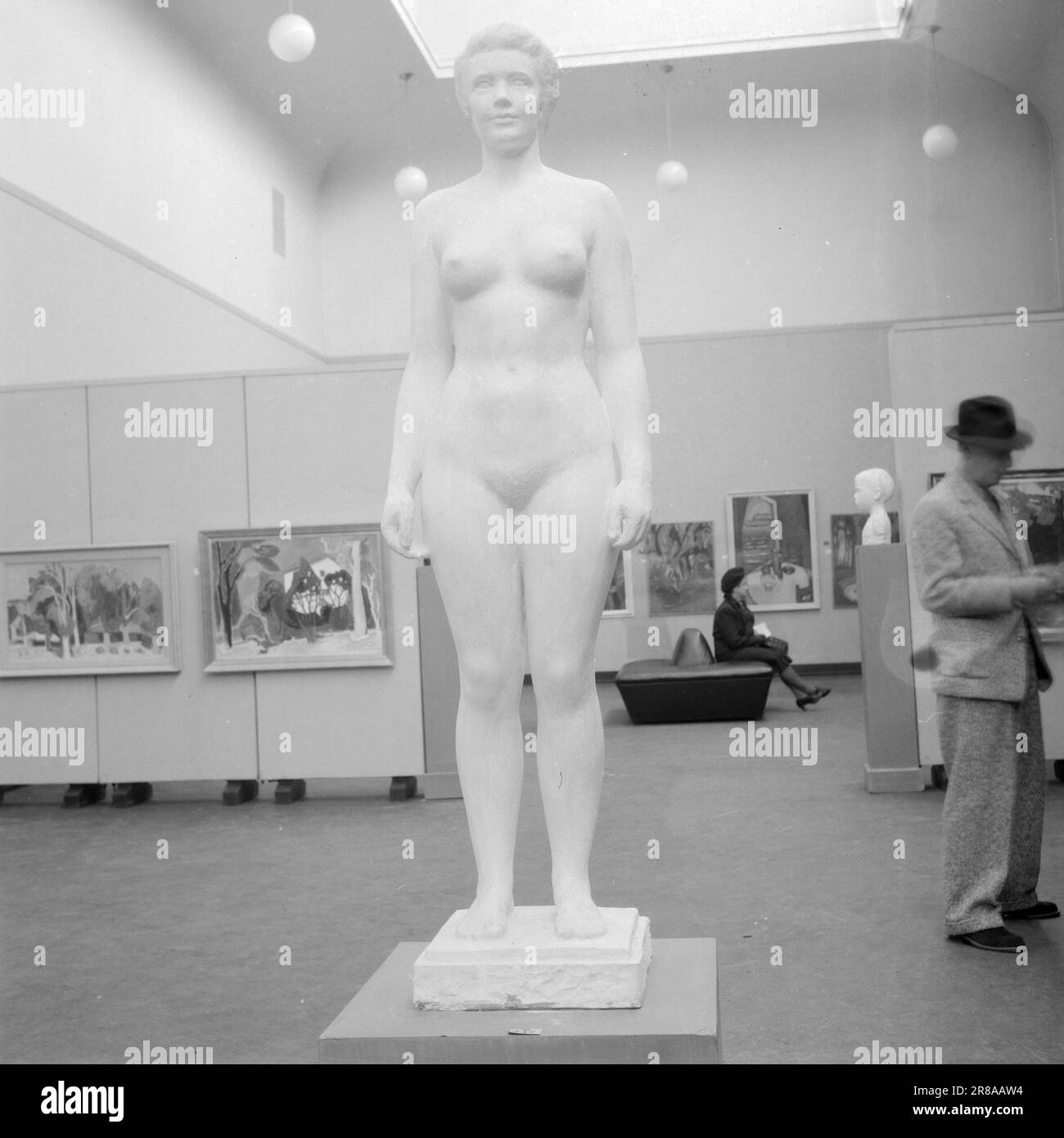 Actuel 21-1-1947: L'automne des artistes l'exposition annuelle d'art de l'État, qui est habituellement appelée juste l'exposition d'automne, peut cette année célébrer son anniversaire de 60th. Elle a eu lieu pour la première fois en 1883, et cette année aurait dû être l'anniversaire de 65th, mais les cinq années mortes de la guerre se sont écoulées entre les deux. Arne Durban a donné à cette belle figure femelle le nom poétique 'Vénus d'Eggedal', une fille norvégienne en bonne santé. Photo: Aktuell / NTB ***PHOTO NON TRAITÉE*** Banque D'Images