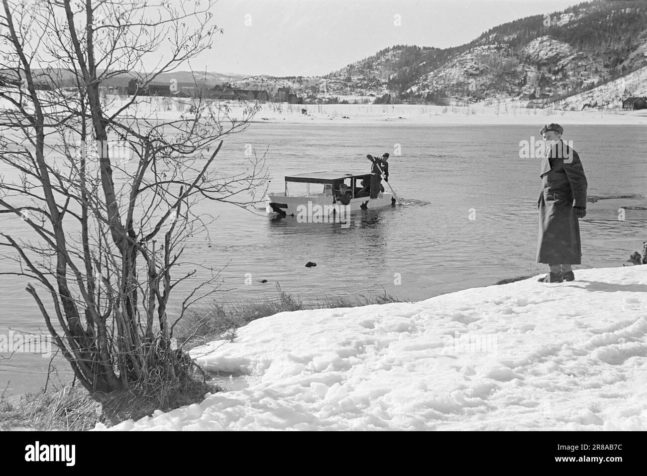 Réel 06-1950: Marche de montagne exigeante.les étudiants de l'École de commandement pour l'infanterie et le cours du sergent, 450 hommes, ont été sur une marche de montagne de six jours avec l'équipement complet d'hiver et l'armement. - Certains des belettes étaient également en mer. Ce manoeuvré comme un bateau à moteur dans le fleuve de détroit. Le vient dans pratique sur la glace incertaine. Photo; Sverre A. Børretzen / Aktuell / NTB ***PHOTO PAS D'IMAGE TRAITÉE*** Banque D'Images