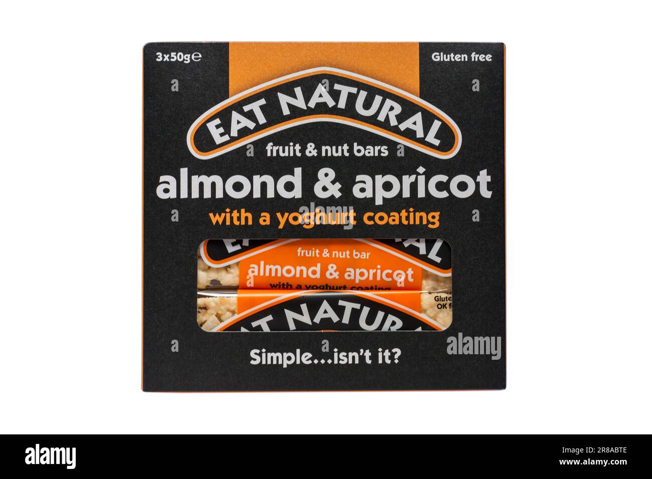Boîte de Eat Natural fruit & Nut barres amandes & abricot avec un enrobage de yaourt sans gluten et OK pour Veggies isolé sur fond blanc Banque D'Images