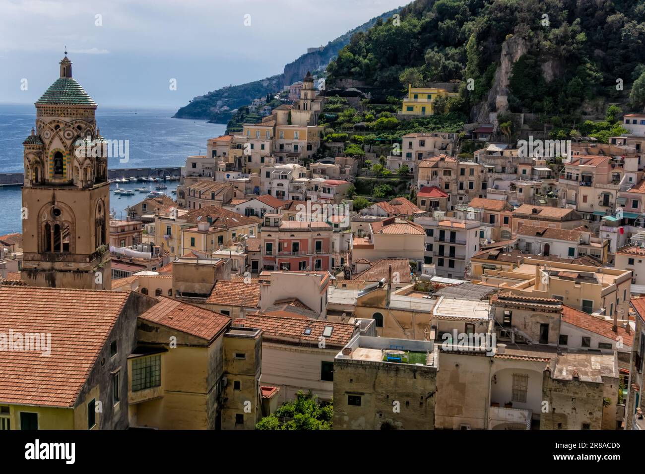 Vue sur la ville d'Amalfi avec la tour de la cathédrale Saint-André, Salerne, Campanie, Italie Banque D'Images