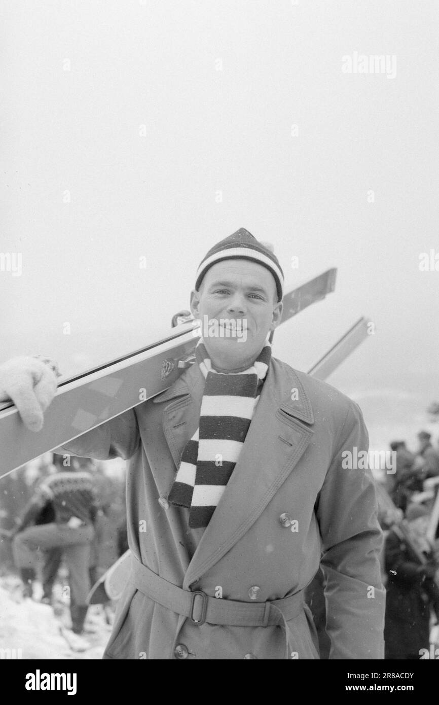 Courant 6-3-1960: Sauté à Squaw Valley 4 des championnats de Norvège mouvementés en signe de sélection olympique ont eu lieu à Nedre Eider le week-end. Beaucoup a été fait, mais il reste encore quelque chose pendant les heures précédant les Jeux d'hiver de Squaw Valley. Photo: Ivar Aaserud / Aktuell / NTB ***PHOTO NON TRAITÉE*** Banque D'Images