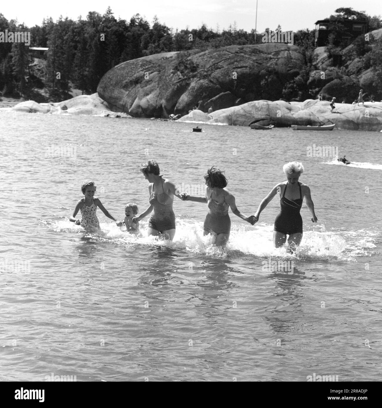 Courant 31-6-1960: Les vacances se profile à l'horizon des milliers de personnes vont en vacances en voiture et tente. Nous entrons dans l'eau beaucoup de gens ont eu des goosebumps quand ces femmes braves sont allés en mer - mais l'admiration a probablement disparu un peu quand ils sont revenus dans les maillots de bain secs de la taille vers le haut. Photo: Aage Storløkken / Aktuell / NTB ***PHOTO NON TRAITÉE*** Banque D'Images