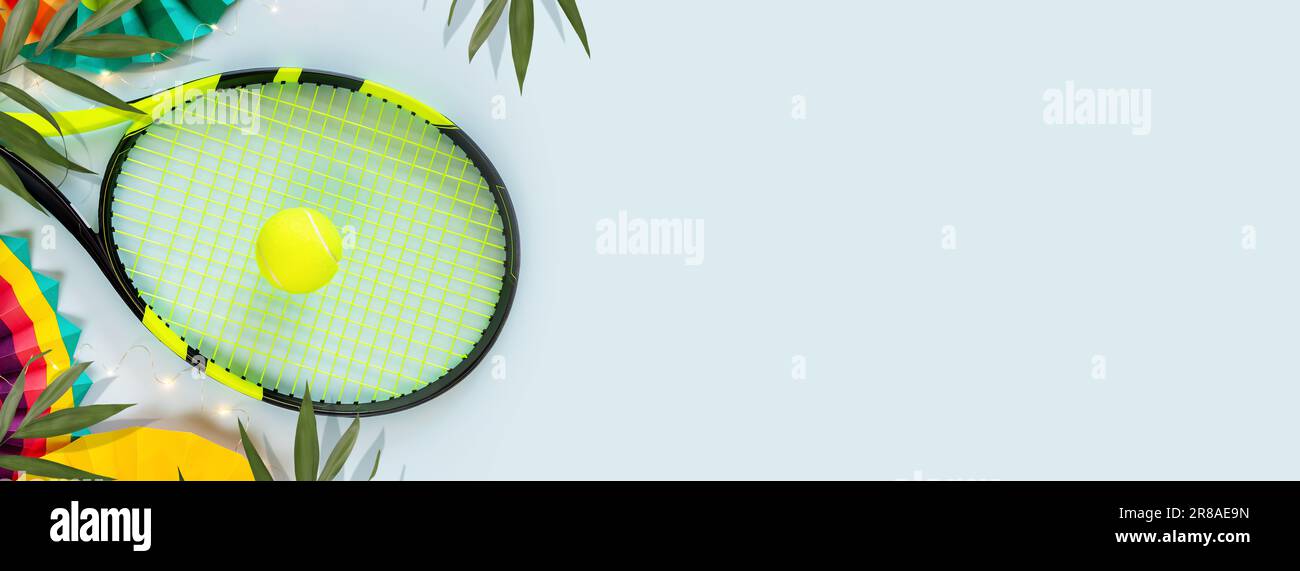 Bannière d'été tennis avec raquette, balle de tennis, ventilateurs en papier et espace photocopie Banque D'Images