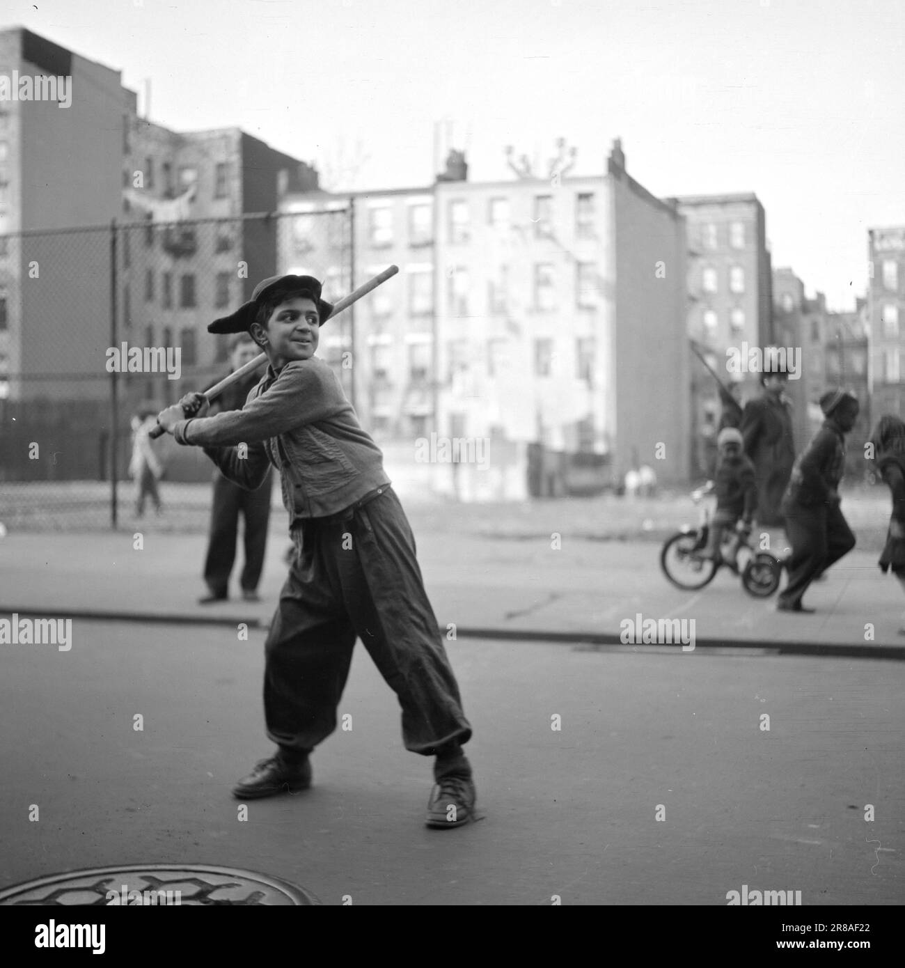 Courant 09- 1948: New York, la ville avec une capitale B.- la métropole accueille des gens de toutes sortes. Ce garçon a frappé la balle avec ses copains dans une petite rue à 3. Avernue, dans la partie supérieure de Manhattan, et district habité principalement par les plus pauvres, et non par les travailleurs professionnels savants. Le garçon qui a probablement plusieurs sang italien dans ses veines, a été la foudre intelligente, mais sans rien d'anodin. Photo; par Bratland / Aktuell / NTB ***PHOTO NON TRAITÉE*** Banque D'Images