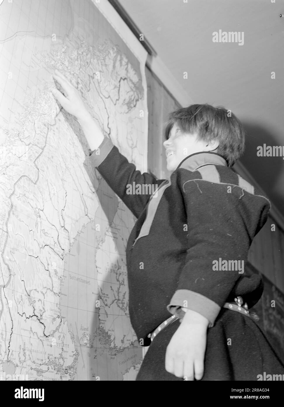 Courant 3-1950: Enfants naturels en blousons. Les écoliers de Karasjok à une école d'embarquement.jusqu'à présent, le système scolaire n'a pas tenu compte de l'unicité des Sâmes. Grâce à leur talent et leur volonté d'apprendre, de nombreux enfants sâmes ont néanmoins réussi à pénétrer très loin dans notre monde étranger de connaissances. Entre autres choses, les enfants sâmes sont très bons pour s'orienter sur la carte. Photo: Sverre A. Børretzen / Aktuell / NTB *** PHOTO NON TRAITÉE*** Banque D'Images